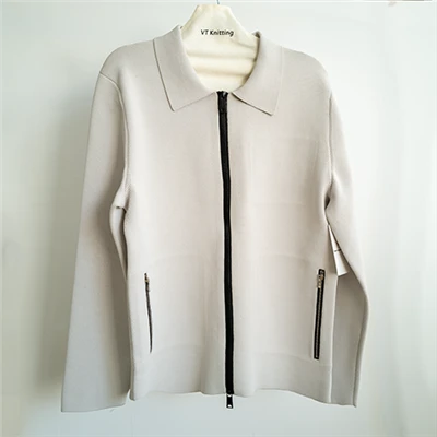 Nút dệt kim xuyên qua áo polo